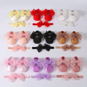 Vista completa de conjuntos de zapatos de princesa para bebé y diademas a juego en varios colores.