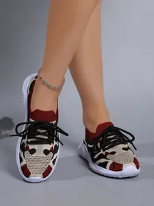 Vista detallada de zapatillas de punto estampadas para mujer con suelas blancas gruesas