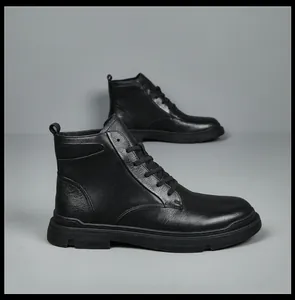 Dettaglio della texture in pelle nera di alta qualità su eleganti stivaletti da uomo