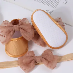 Vista detallada de zapatos de princesa y diadema para bebé con lazos de malla y suela antideslizante