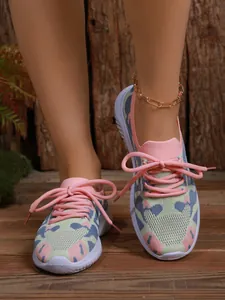 Vista detallada de zapatillas flyknit coloridas para mujer con cordones rosas y suela blanca