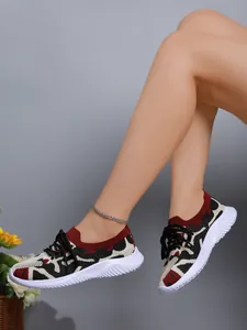 Detalle de zapatillas con plataforma de tejido fly-knit para mujer con punta redonda.