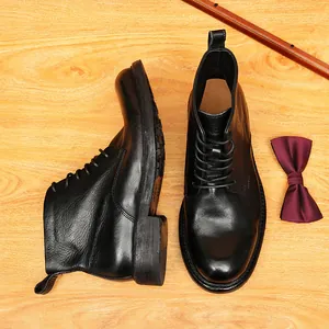 Hochwertige klassische schwarze Leder Arbeitsstiefel mit rahmengenähter Sohle und Schnürung