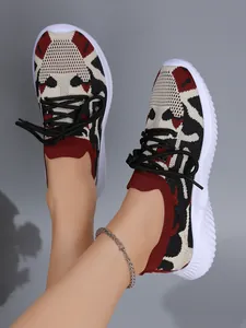 Vista detallada de las zapatillas de punto para mujer con suelas blancas gruesas y cómodas