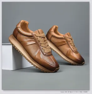 Vue détaillée montrant la texture du cuir fin et le design rétro des baskets brunes