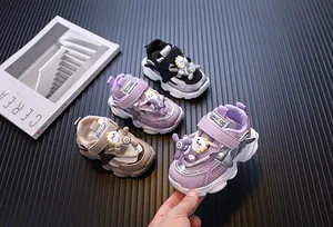 Detailansicht der lila Kinderschuhe mit einem süßen, drehbaren Zeichentrick-Propeller