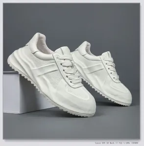 Gedetailleerd zijaanzicht van premium witte lederen herensneakers met ademende dikke zolen