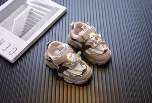 Bequeme klobige Kleinkinder-Sneaker in Beige mit niedlichem Zeichentrick-Propeller
