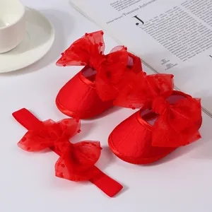 Elegantes zapatos de princesa rojos y diadema a juego con detalles de lazo