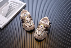 Detailansicht der khakifarbenen Kindersneaker mit süßem drehbaren Flugzeug-Design