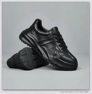 Detail van premium zwarte leren sneakers met ademend mesh en dikke duurzame zolen