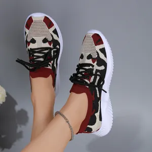 Dames platform sneakers van fly-knit met bordeauxrood abstract patroon en slip-on design