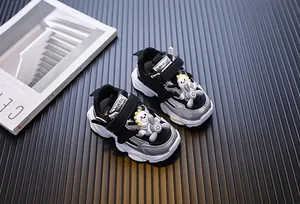 Detailansicht silberne Kinder-Lauflernschuhe mit Comic-Dinosaurier und Propeller