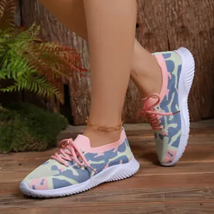 Stijlvolle instapsneakers voor dames met dikke platformzool en kleurrijk camouflagemotief