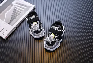 Detailansicht silberner Kinder-Sneaker mit Propeller-Design für Kleinkinder