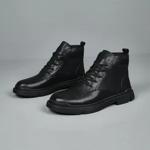 Stivali Martin classici in vera pelle nera da uomo con design stringato alto