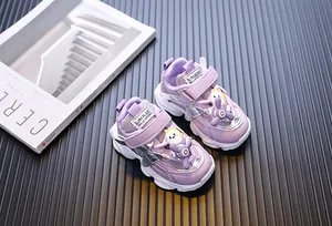 Detailaufnahme violetter Kinderschuhe mit einem einzigartigen rotierenden Cartoon-Propeller.