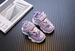 Nahaufnahme von lila Kindersneakern mit niedlichem Cartoon-Piloten und Propeller-Detail.