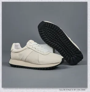 Baskets en cuir pour hommes avec semelles épaisses à crampons et tiges blanc crème.