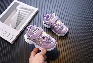 Lila Cartoon-Kindersneaker für Kleinkinder mit Piloten-Zierde und weißer Sohle.