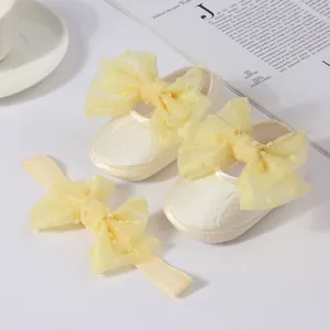 Elegantes zapatos de princesa para bebé crema y conjunto de diadema a juego con lazos grandes