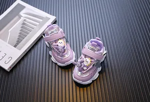 Nahaufnahme von lila Kinderschuhen mit süßem Zeichentrickcharakter und Propeller