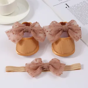 Zapatos de princesa para bebé y diadema con delicados lazos de malla de lunares.