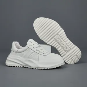 Premium witte leren herensneakers met dikke zool en ademend, geperforeerd ontwerp