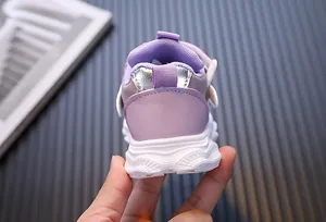 Detaillierte Rückansicht violetter Kindersneaker mit Fersenschutz und weißer Sohle