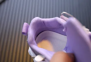 Detailaufnahme des atmungsaktiven Netzfutters und der wabenförmigen Innensohle bei Kindern