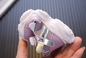 Detaillierte Nahaufnahme flexibler lila Kleinkind-Sneaker mit weicher weißer Gummisohle