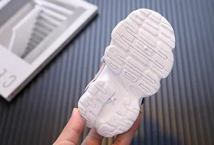 Detailaufnahme der rutschfesten Gummisohle weißer Lauflernschuhe für Babys