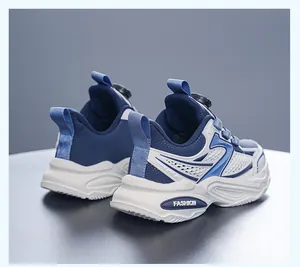 Rückansicht von blauen und weißen Jungen-Sportschuhen mit modischen dicken Sohlen