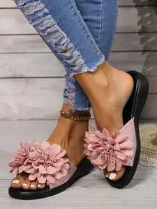 Vista dettagliata di eleganti sandali rosa con fiori da donna con comode suole nere