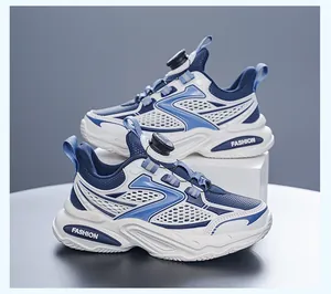 Professionelle Detailaufnahme von blau-weißen Sportschuhen für Jungen mit Drehverschluss-System
