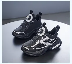 Schwarze Kinder-Sneaker mit praktischem Drehverschluss und atmungsaktiver Mesh-Oberfläche
