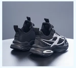 Rückansicht von klobigen schwarzen Jungen-Laufschuhen mit Mesh- und Lederoberfläche.