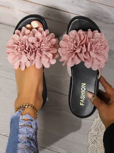 Eleganti ciabatte piatte da donna con grandi fiori rosa cinturini decorativi per l'estate