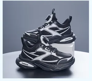 Schwarz-weiße Jungen-Sportschuhe mit Mesh-Einsätzen und Drehverschluss-System