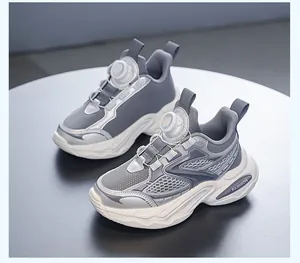 Moderne grau-weiße Kinder-Sportschuhe mit praktischem Drehverschluss Detailansicht