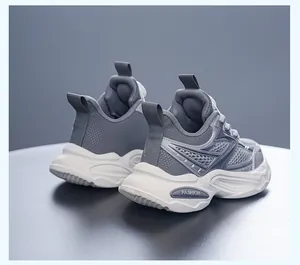 Moderne grau-weiße Kinder-Sneaker mit atmungsaktiven Mesh- und Leder-Details
