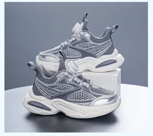 Detailansicht der grauen und weißen klobigen Jungen-Sneaker mit praktischem Drehverschluss