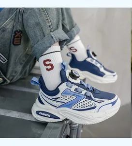 Detailansicht der blau-weißen Dad-Schuhe für Jungen mit einem Drehverschluss-System.