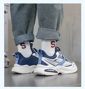 Nahaufnahme von blauen und weißen Jungen-Sneakern mit modischen Details