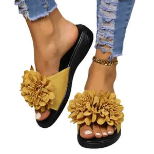 Eleganti ciabatte piatte giallo senape da donna con grandi fiori 3D su sfondo bianco