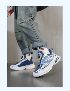 Detailansicht der blau-weißen Chunky-Sneaker für Jungen mit einem robusten Drehverschluss