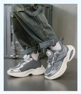 Detaillierte Seitenansicht der grauen Jungen-Dad-Schuhe mit Drehverschluss-System