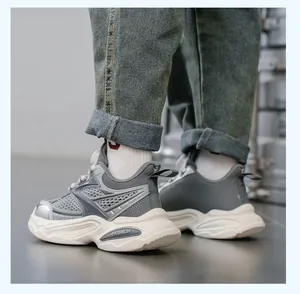 Detailansicht der grauen Chunky Sneaker für Jungen mit dicken weißen Sohlen.