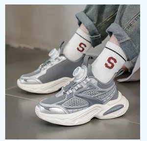 Detailansicht grauer Jungen-Sneaker mit einem praktischem Drehverschluss-Schnürsystem