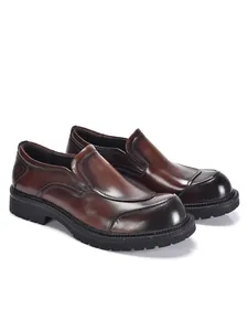 Primer plano de zapatos de negocios de cuero marrón de alta calidad con suela gruesa